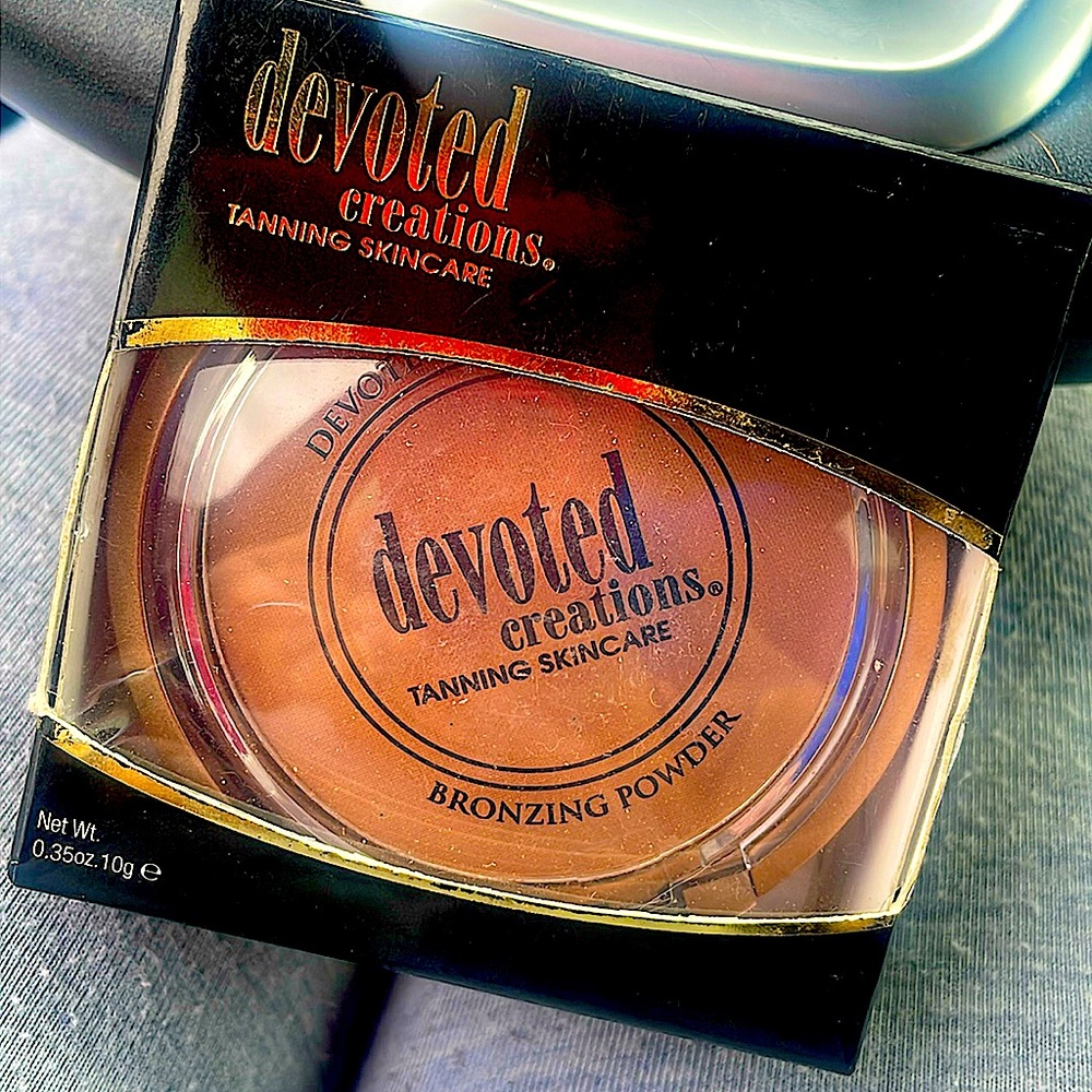 Bronzing body and face powder palette! Brush and compact mirror included!